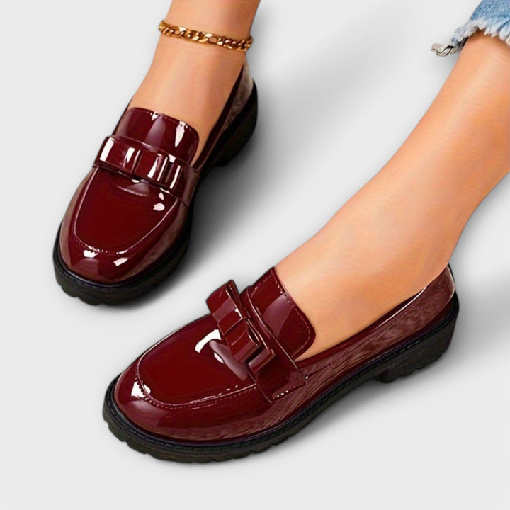 Mocasines Femeninos Negros en Charol con Lazo